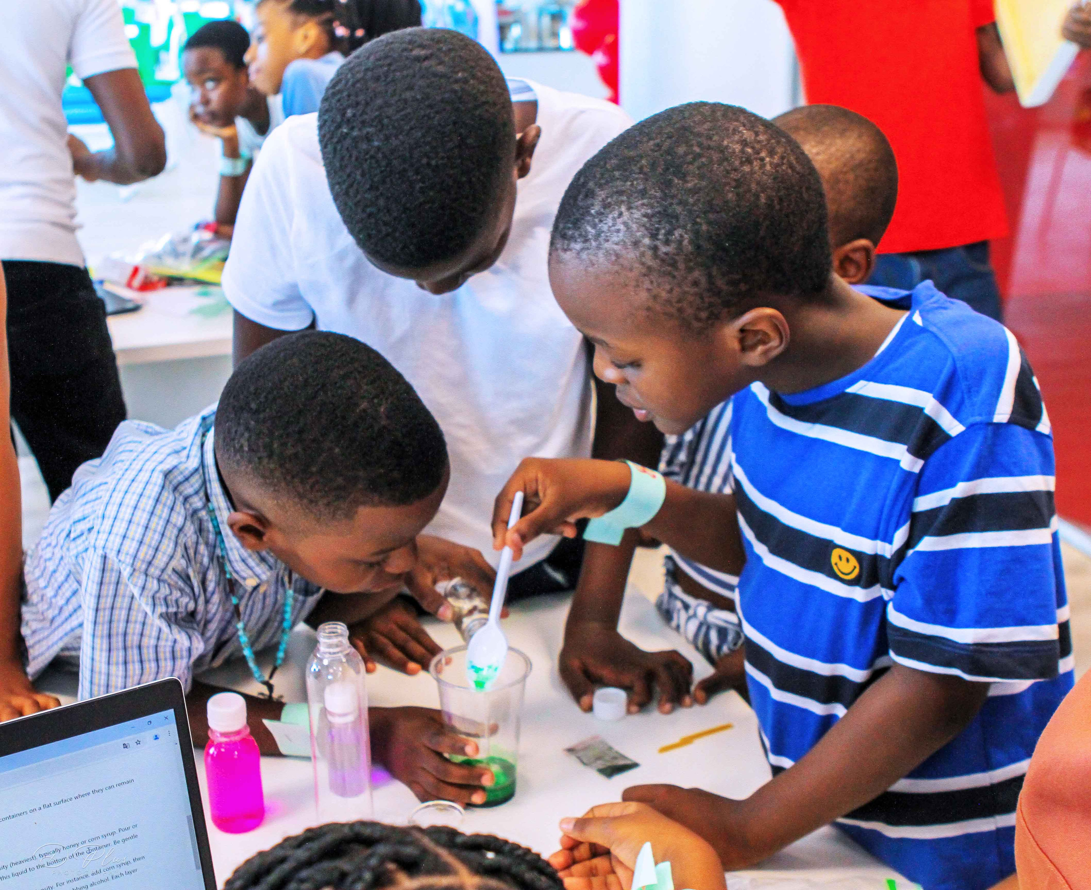 Children working together during a guided Projekt Inspire experiment