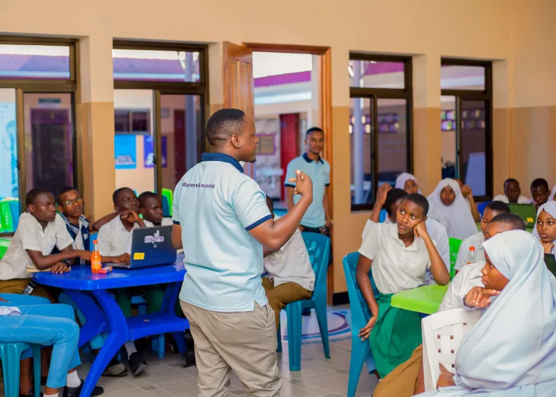 A Projekt Inspire facilitator guiding a practical learning activity